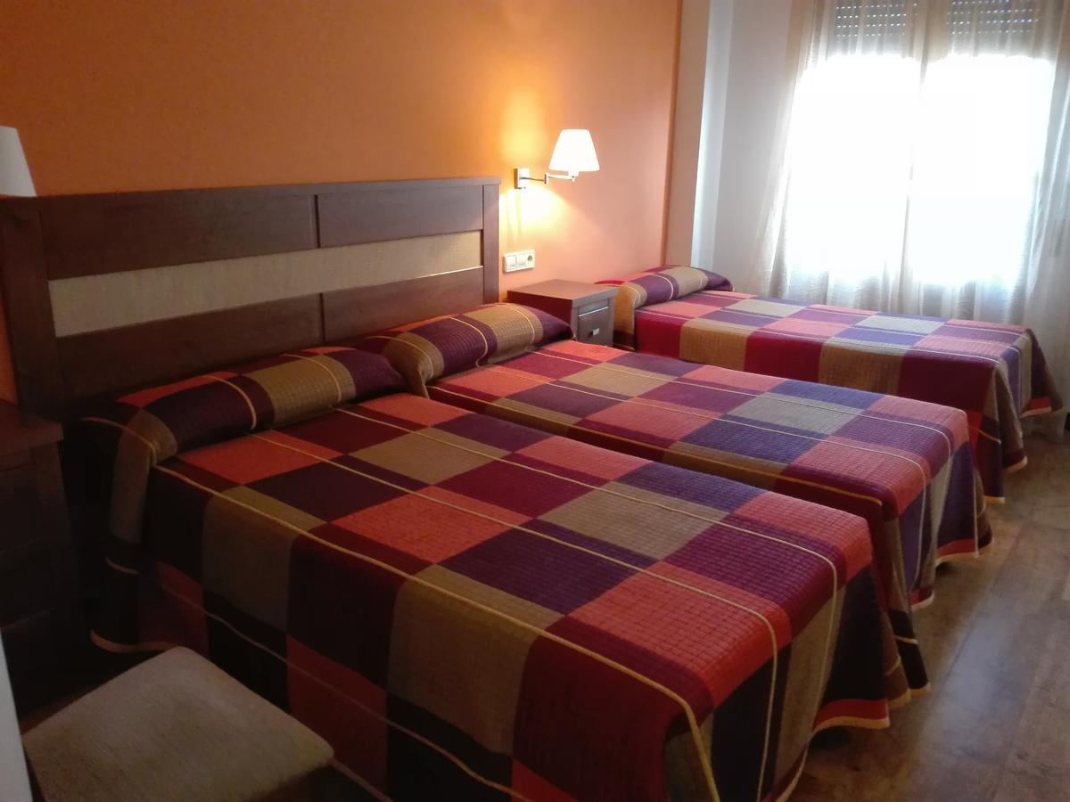 Hostal Patron Castanares de Rioja Bagian luar foto