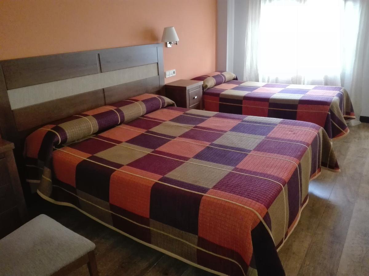 Hostal Patron Castanares de Rioja Bagian luar foto